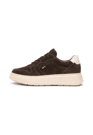 Dunkelbrauner Wildleder-Sneaker mit cremiger dicker Sohle und Fersenschlaufe, Schnürdesign und kleinem goldenem Logo an der Seite.