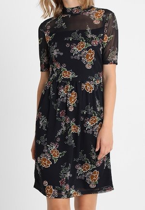 Robe noire mi-longue jusqu'au genou avec motif floral orange et blanc, manches courtes transparentes et encolure yoke transparente.