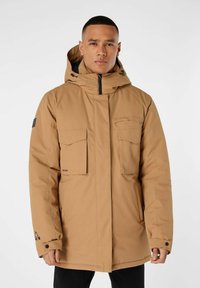 Braune isolierte Parka mit Kapuze, ausgestattet mit vier Fronttaschen, einem Reißverschluss und Markendetails an den Ärmeln. Strukturiertes Material.