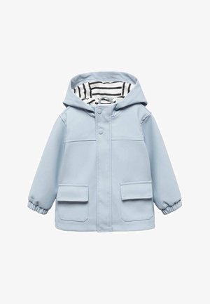 Impermeable azul claro para niño pequeño con capucha, botones de presión delanteros, puños elásticos, dos bolsillos delanteros con solapa y forro interior de rayas en la capucha.