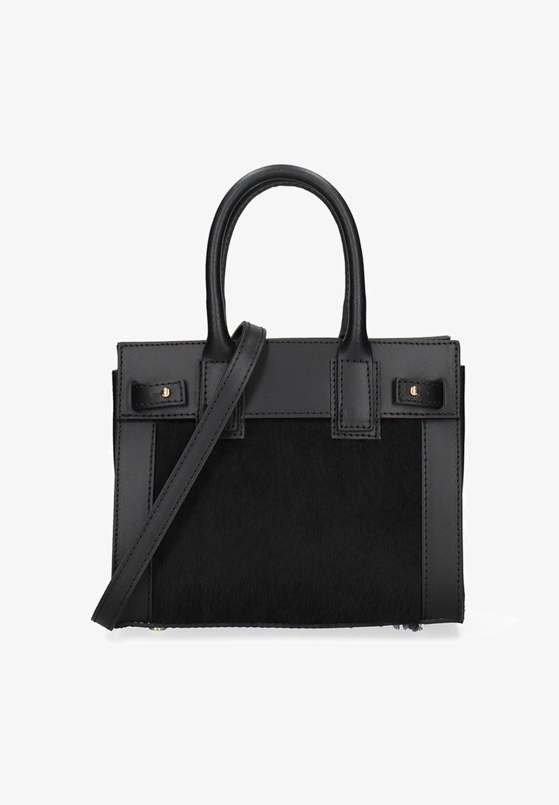 Borsa strutturata nera realizzata in una combinazione di pelle liscia e pelliccia testurizzata, con manici corti e tracolla regolabile.