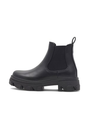 Botas Chelsea de piel negra con paneles laterales elásticos, tira de agarre, suela de goma gruesa con patrón de tacos y diseño de punta redonda.