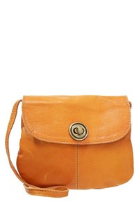 Læder crossbody taske i livlig orange, med klaplukning og en metallisk trykknap. Glat tekstur, afrundet form og justerbar rem.