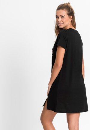 Robe noire à manches courtes avec une coupe décontractée, fentes sur les côtés et broderies florales sur le devant. Fabriquée dans un tissu doux, mettant en valeur une texture lisse.