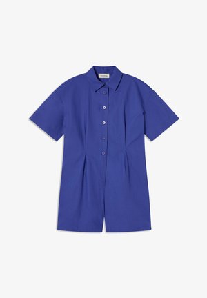 Blauwe korte jumpsuit met een kraag, knoopsluiting aan de voorkant en geplooid ontwerp. Gemaakt van een gladde stof, biedt een strakke silhouet.
