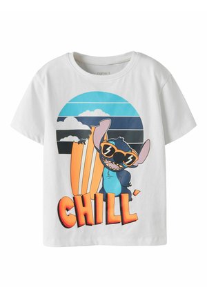 Maglietta bianca con personaggio dei cartoni animati che indossa occhiali da sole e tiene una tavola da surf, cielo azzurro con nuvole e testo "CHILL" in lettere arancioni.