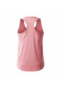 Rosa Sporttanktop mit Racerback-Design, das eine glatte Textur und ein subtils horizontales Muster aufweist. Logo in der unteren linken Ecke.