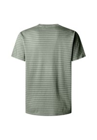 T-shirt vert clair à manches courtes avec de fines rayures horizontales vert foncé, vu de dos sur un fond blanc.
