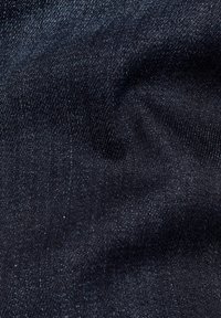 Tejido de mezclilla azul oscuro con textura y acabado suave, que presenta variaciones sutiles en el tono y un drapeado suave.