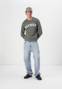 Barbour PREP LOGO CREW NECK - Camisola - thyme