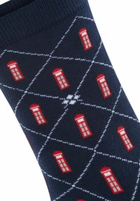 Granatowe skarpetki w romby z czerwonymi budkami telefonicznymi. Miękki materiał dzianinowy z białymi akcentami geometrycznymi i szczegółowym wzorem budek.
