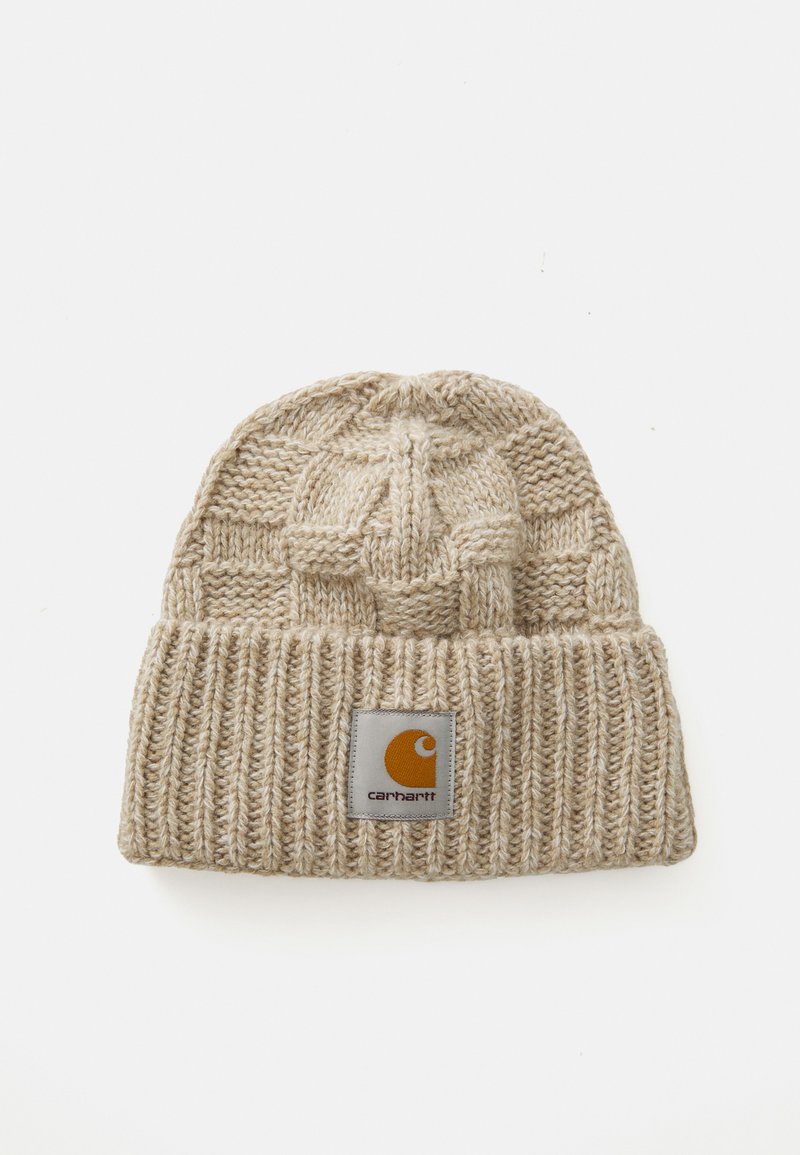Gorro de malha na cor creme com textura canelada, apresentando um emblema quadrado com um logótipo amarelo. A lã macia proporciona calor e conforto.