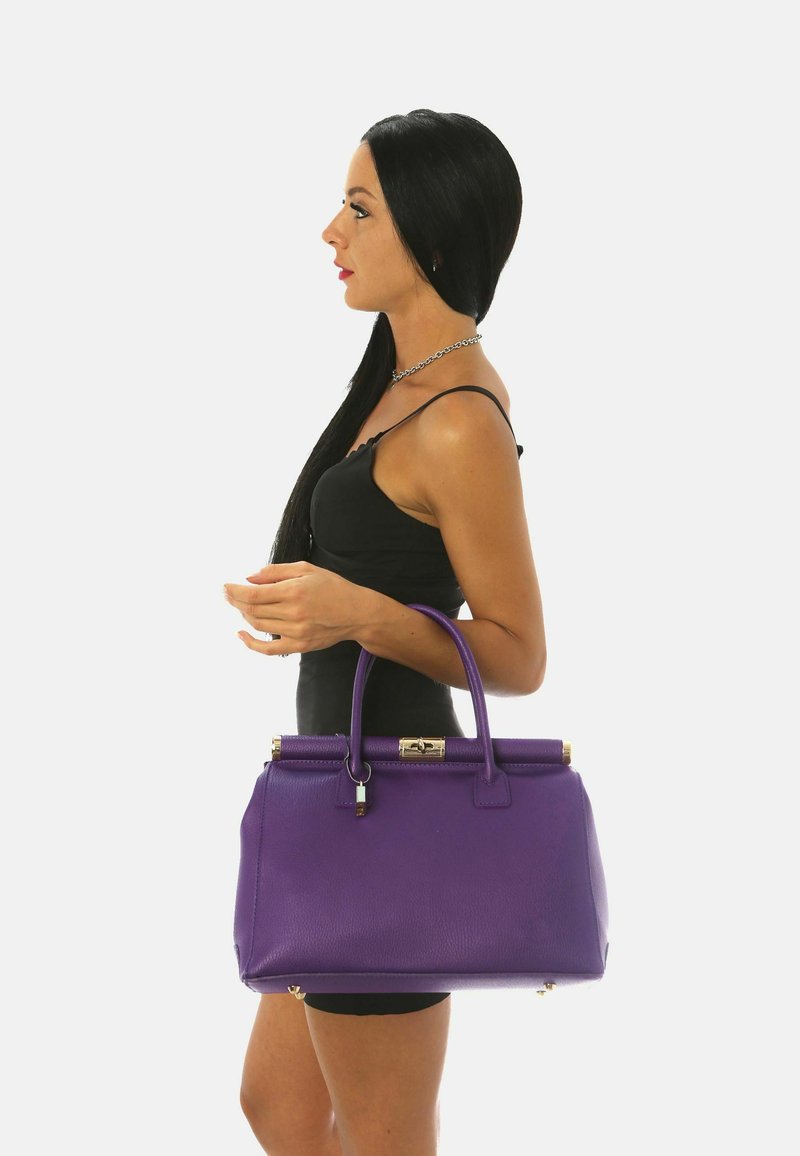Paarse leren handtas met een gestructureerd ontwerp, dubbele handvatten, gouden hardware accenten en een sluiting met haak. Glad oppervlak en ruime binnenkant.