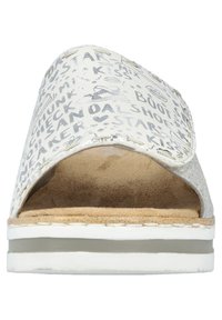 Sandal blanc avec des graphiques ludiques argentés et une tige texturée, design ouvert à l'avant, semelle intérieure rembourrée et semelle épaisse blanche.