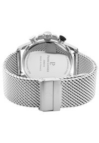 Silverfärgad klocka i rostfritt stål med mesharmband, rund boett och kronografknappar. Har en polerad baksida med ingraverade märkesdetaljer.
