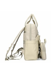 Zaino beige con un design strutturato, dotato di spallacci regolabili, una tasca laterale e una texture di tessuto liscia. Include una piccola pochette staccabile.