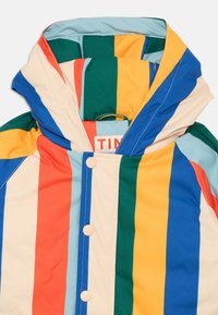 Bunt gestreifte Jacke mit Kapuze, die blaue, grüne, gelbe, rote und cremefarbene Streifen aufweist. Knöpfe entlang der Vorderseite und weicher Stofftextur.