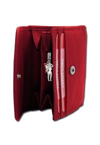 Rode leren portemonnee met een gladde textuur, voorzien van meerdere kaartsleuven, een sleutelhanger charm en een drukknoopsluiting voor extra veiligheid.