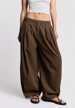 Bershka, TECHNICAL CROPPED VOLUMINOUS - TROUSERS - Stoffhose - dark brown