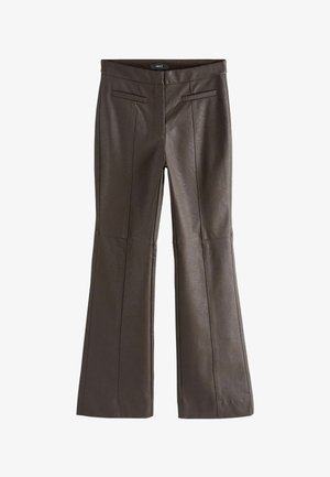 Pruunist kunstnahast flared-püksid siledast tekstuurist, esipocketitega ja õmblusdetailidega, kitsas vöökoht ja laienevad sääreotsad.