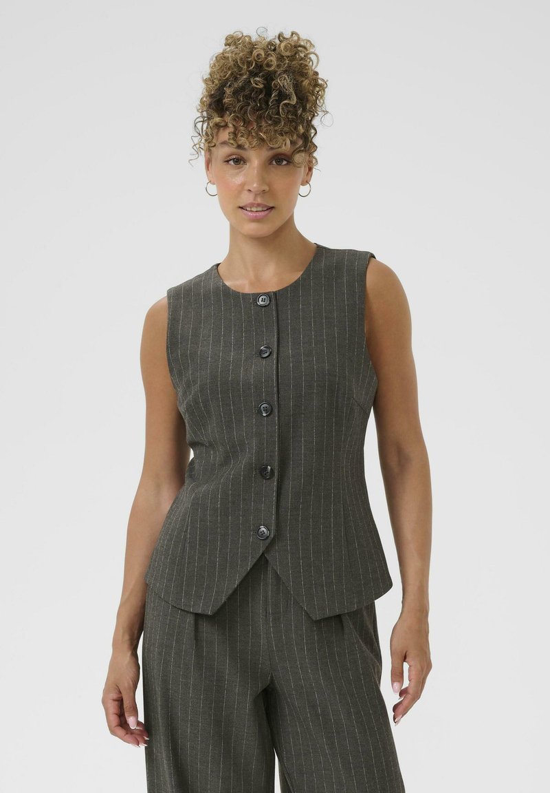 Gilet grigio senza maniche a righe con scollatura rotonda e sei bottoni sul davanti, caratterizzato da una vestibilità sartoriale e una texture della stoffa liscia.