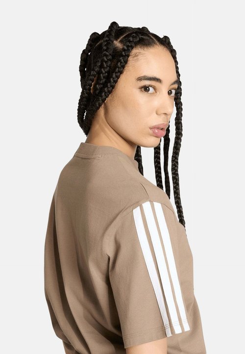 adidas CAMISETA DE MANGA CORTA ESSENTIALS BOYFRIEND - Camiseta estampada - khakhi six white — photo 4