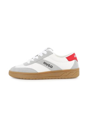 Baskets en daim blanc et gris avec semelle en gomme, lacets blancs, languette rouge au talon et logo "HUGO" sur le côté et au talon.