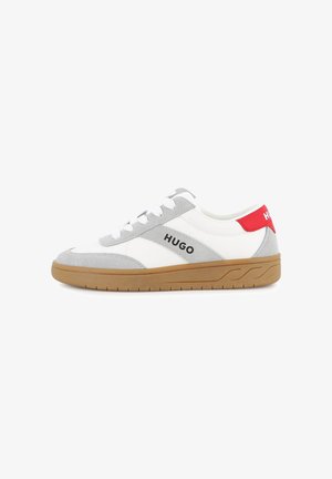 Baskets en daim blanc et gris avec semelle en gomme, lacets blancs, languette rouge au talon et logo "HUGO" sur le côté et au talon.