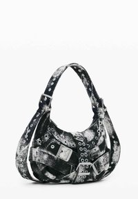 Czarna i biała torba materiałowa o zaokrąglonym kształcie. Posiada metalowe okucia, paski z detalami w postaci oczek oraz teksturowaną powierzchnię.