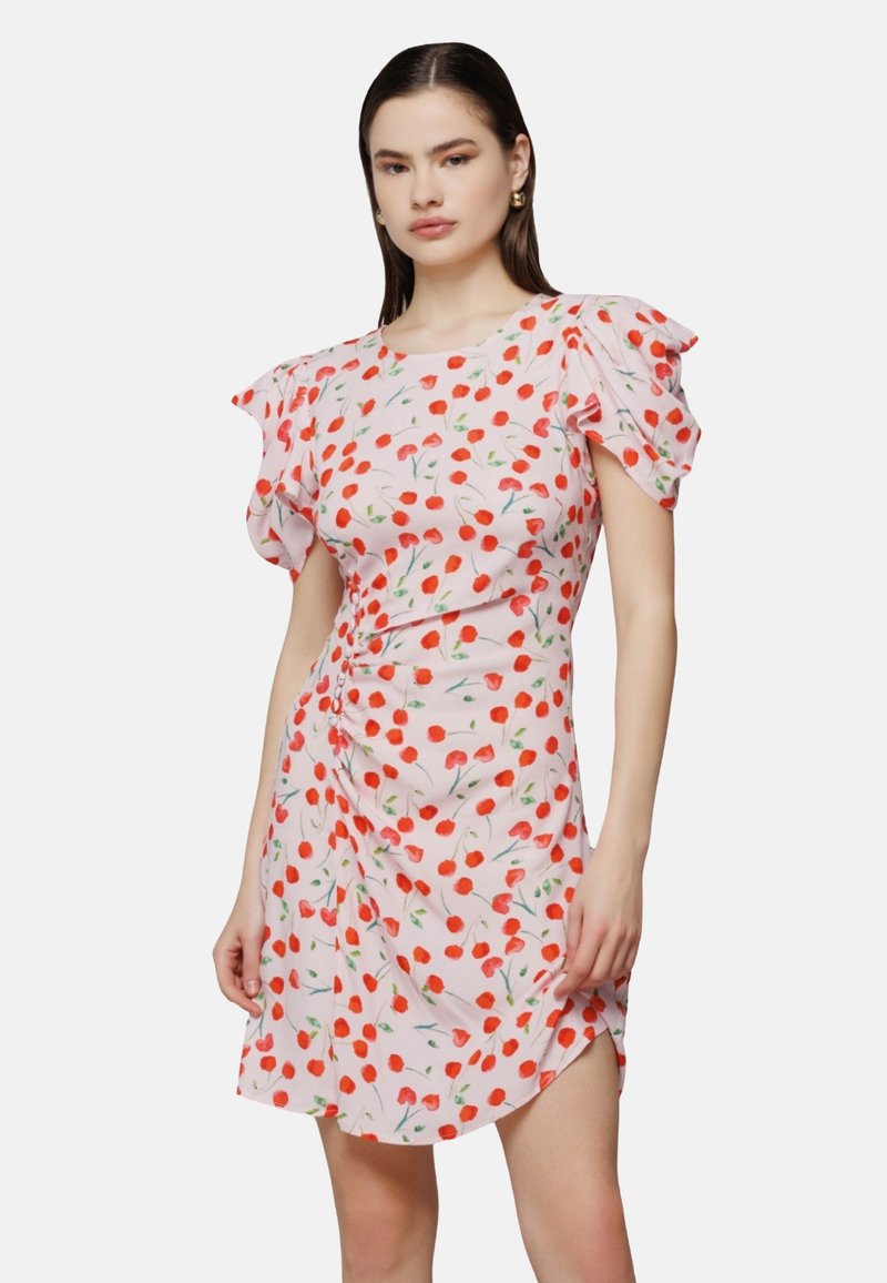 Rosa Kurzarmkleid mit Kirschmuster, ausgestattet mit gerafften Schultern, tailliert und mit einem seitlichen Schlitz. Aus leichtem Stoff gefertigt.