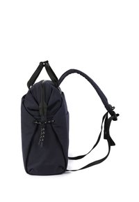 Sac à dos en tissu noir souple avec bretelles rembourrées réglables, fermeture par cordon sur le côté et une poignée supérieure sur fond blanc.