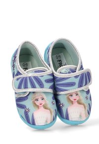 Zapatillas con parte superior de tela azul con diseño de personaje, detalles plateados y patrones florales. Correa de velcro para un ajuste seguro.