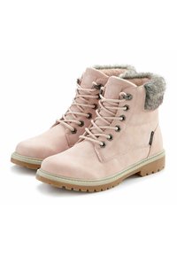 Botas de tobillo de ante rosa con un cuello de piel sintética, ojales de metal y suela de goma beige. Presenta cordones y detalles de costura reforzada.