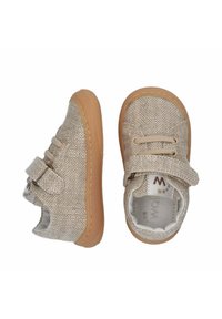 Scarpe in tessuto beige con superficie texturizzata, punta arrotondata e suola in gomma. Presentano una fascia elastica e un cinturino in velcro per una vestibilità sicura.