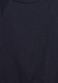 Marineblauwe t-shirt met een gladde, gestructureerde stof, een klassieke ronde halslijn en raglanmouwen voor een ontspannen pasvorm.