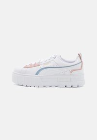 Zapatillas de plataforma blancas con acentos en rosa y azul, material de cuero liso, punta redondeada y suela texturizada. Presenta el logotipo de PUMA.