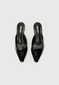 Svarte patent lær slingback sko med spiss tå og en elegant, glatt tekstur. Innvendig har de merkevarenavnet "RAID" i hvitt.