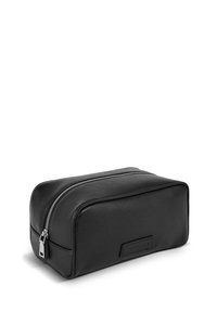 Czarna skórzana kosmetyczka o teksturowanym wykończeniu, prostokątnym kształcie, srebrnym zamku błyskawicznym i płaskiej metce z przodu.