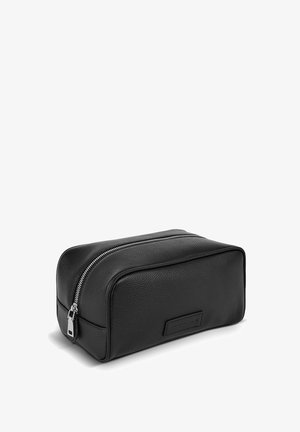 Czarna skórzana kosmetyczka o teksturowanym wykończeniu, prostokątnym kształcie, srebrnym zamku błyskawicznym i płaskiej metce z przodu.