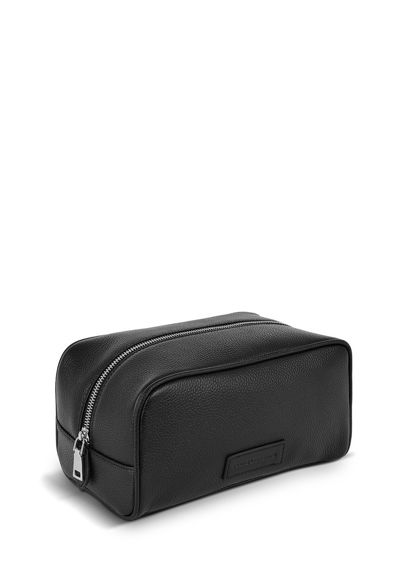 Czarna skórzana kosmetyczka o teksturowanym wykończeniu, prostokątnym kształcie, srebrnym zamku błyskawicznym i płaskiej metce z przodu.