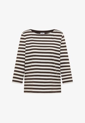 Hnědé a bílé vodorovně pruhované tričko s dlouhým rukávem a kulatým výstřihem, zobrazené volně položené na bílém pozadí.