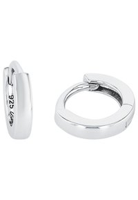 Pendientes de aro de plata con una superficie lisa y pulida. Presentan un cierre de bisagra y un diseño redondeado, que exhibe una estética moderna y elegante.