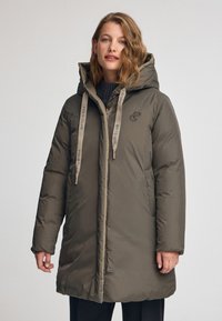 Olivgrön puffjacka med huva, försedd med dragkedja fram, sidofickor och "POLO CLUB"-text på snoddarna och logotypen.