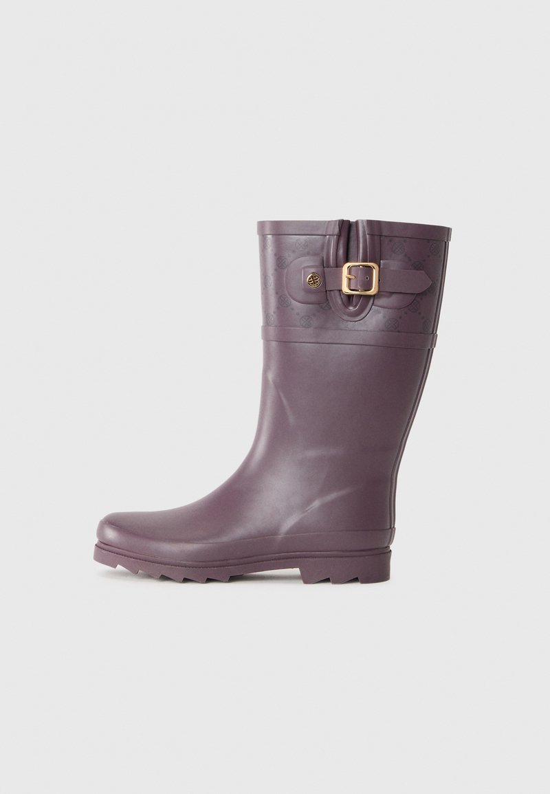 Botte de pluie en caoutchouc violette avec un design texturé, détail de boucle et semelle striée. Présente une finition lisse et brillante ainsi qu'une silhouette hauteur genou.