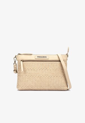 Bolso bandolera de cuero tejido beige con bolsillo frontal con cremallera, correa ajustable y etiqueta de la marca "Pikolinos" en la parte superior.