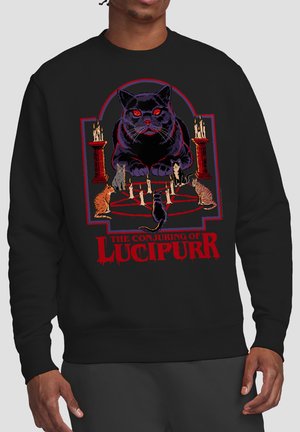 Schwarzer Pullover mit einer Grafik eines großen schwarzen Katers mit roten Augen, umgeben von kleineren Katzen und Kerzen über einem Pentagramm.