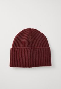 Bonnet en tricot bordeaux avec une texture côtelée, un revers repliable et un sommet arrondi. Fabriqué en matériau doux et extensible pour plus de confort.