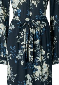 Robe florale en tissu bleu marine foncé avec des motifs de fleurs crème et bleues. Elle présente des manches longues, un devant boutonné, et une taille ceinturée.