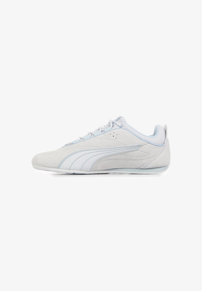 Baskets en daim gris clair avec bande latérale blanche, fermeture à lacets et semelle basse, vues de l'extérieur.
