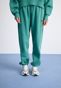 Nike Sportswear - SPORTSWEAR PHOENIX FLEECE - Treniņtērpa apakšdaļas - bicoastal/black Miniatūras attēls 1